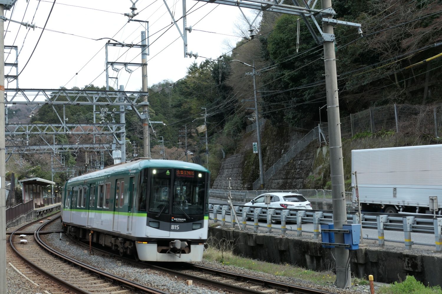 大谷駅を出発した太秦天神川行き（記者撮影）