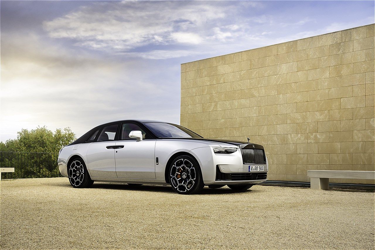 ロールス・ロイス「ブラックバッジ・ゴースト・シリーズⅡ」のAESTHETE - Jubilee Silver & Black（写真：Rolls-Royce Motor Cars）