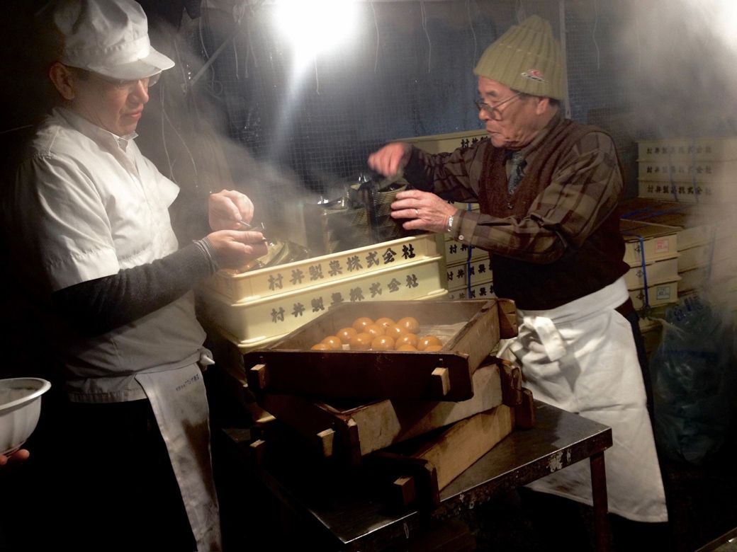地元神社で「厄除け饅頭」を製造販売中の祖父・清さん（右）と、父・克行（左）さん（村井製菓提供）