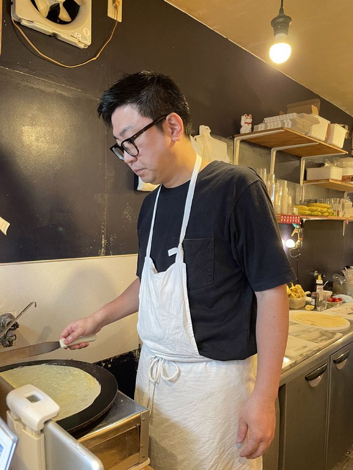 生地を焼く要平さん（筆者撮影）