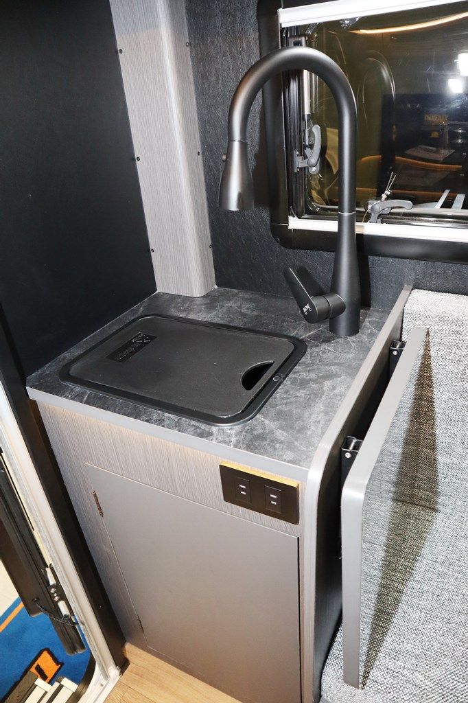 ダイレクトカーズの新作キャンピングカー「デューンローバー」（写真：筆者撮影）