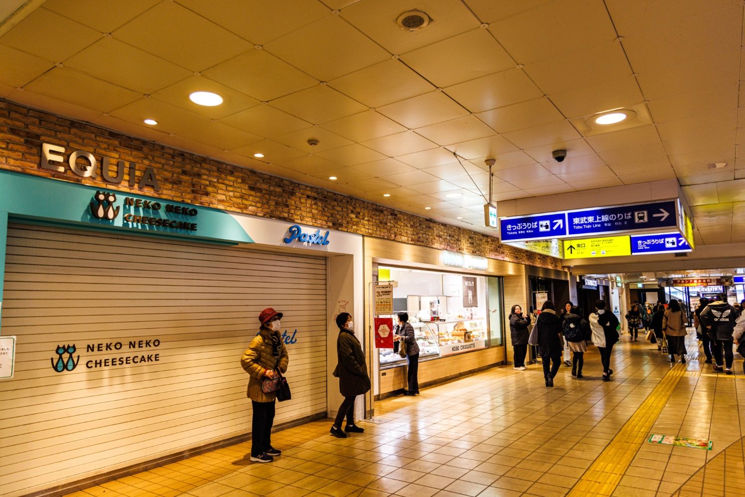 かつて券売機があったあたりも商業施設に置き換わっている（撮影：鼠入昌史）