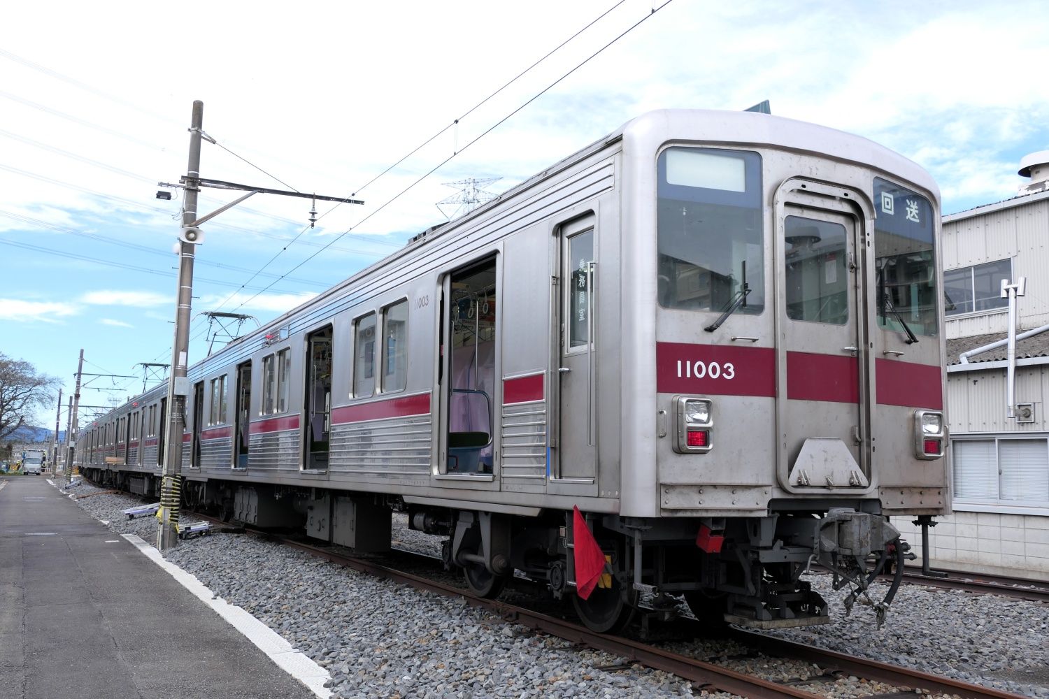 森林公園の車両基地に停まる「10000型」。今回ホームドアの運搬を担うベテラン車両だ＝2025年11月1日（記者撮影）