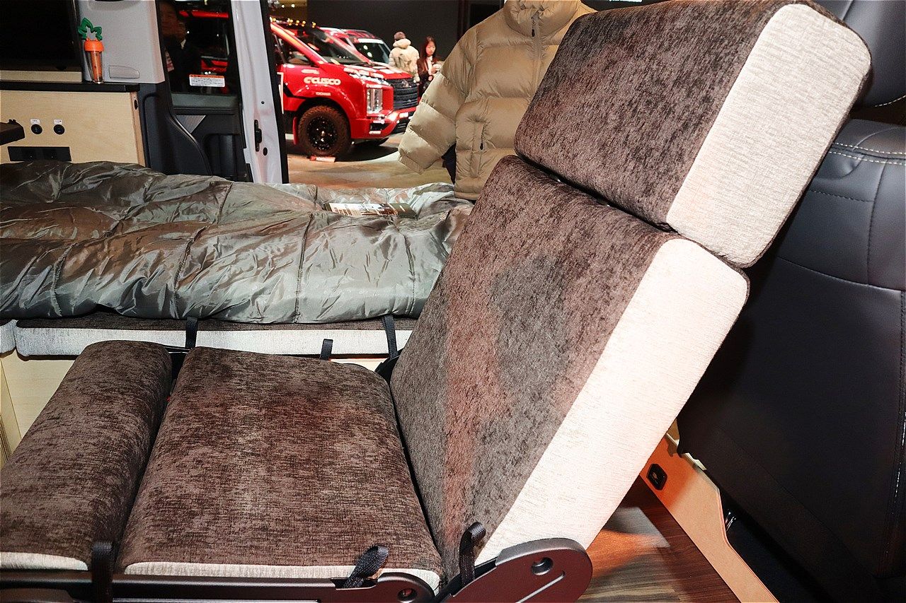 三菱の新型「デリカD:5」をベースにしたキャンピングカー「デリカD:5アクティブキャンパー ロゴス・エディション」（写真：筆者撮影）