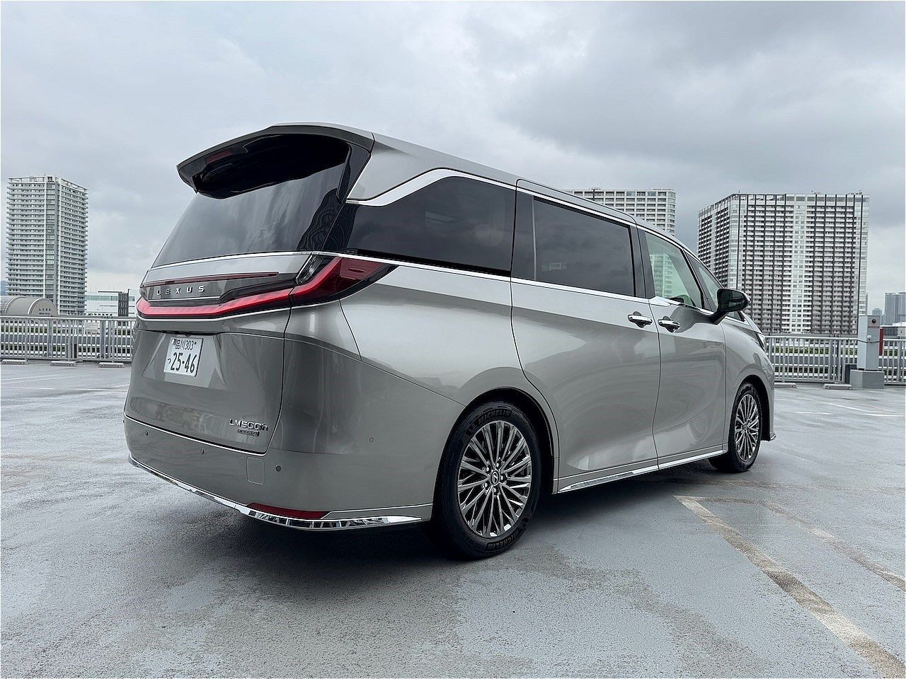 2025年8月1日に一部改良版が発売されたレクサス「LM」（筆者撮影）