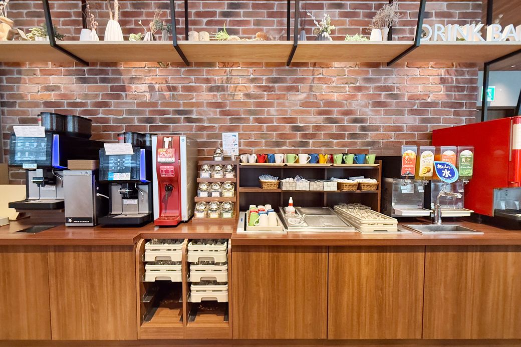 大充実のドリンクバーは、コーヒーメーカーが2台と、ティーバーも完備（筆者撮影）
