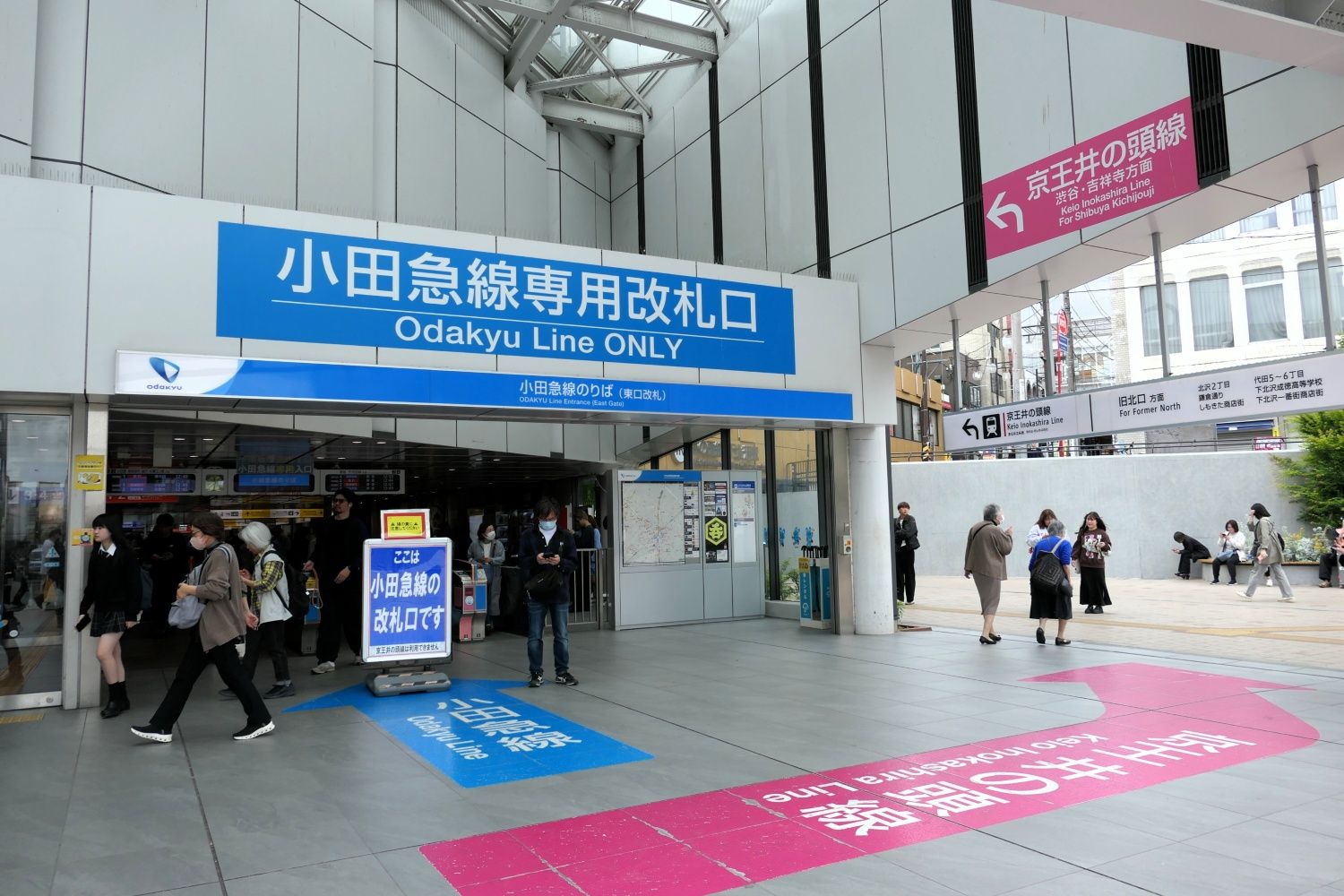 改札口では小田急線を水色、京王井の頭線をピンク色に分けて誤入場を防ぐ（記者撮影）