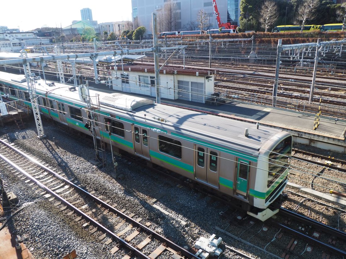 上野駅を発車する常磐快速線の電車（記者撮影）