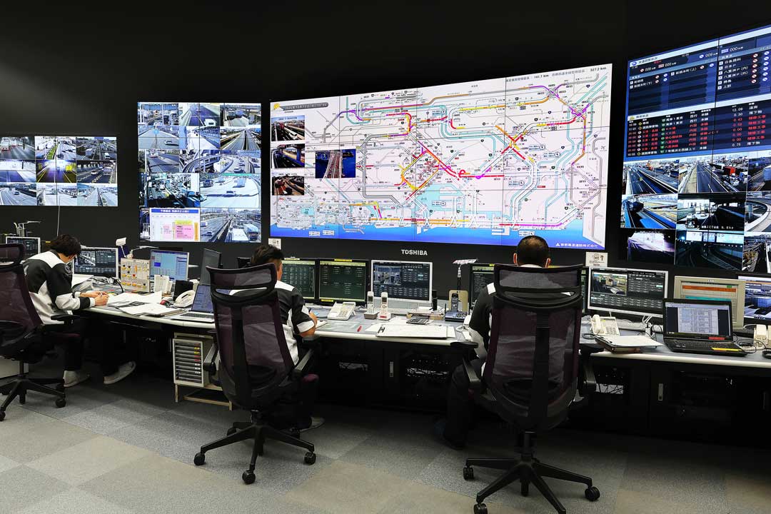 24時間365日体制で交通状況を監視する交通管制室