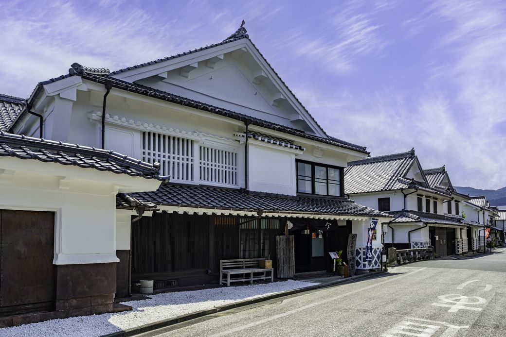 伝統的建造物群保存地区として江戸期の姿を色濃く残す白壁通り（写真：papa88 / PIXTA）