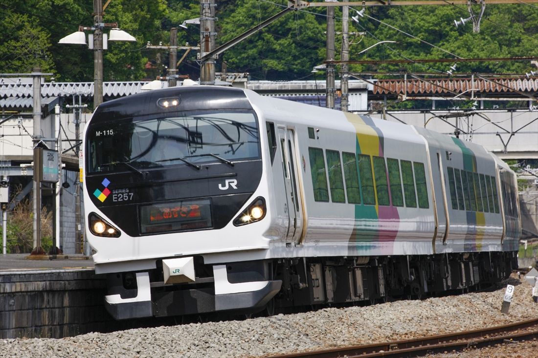 中央本線上野原駅のカントの例。この場所のカント量は100mmで限界に近い（筆者撮影）