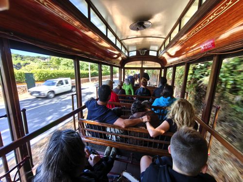 シントラのトラムはオープンエアの車両で運転（筆者撮影）