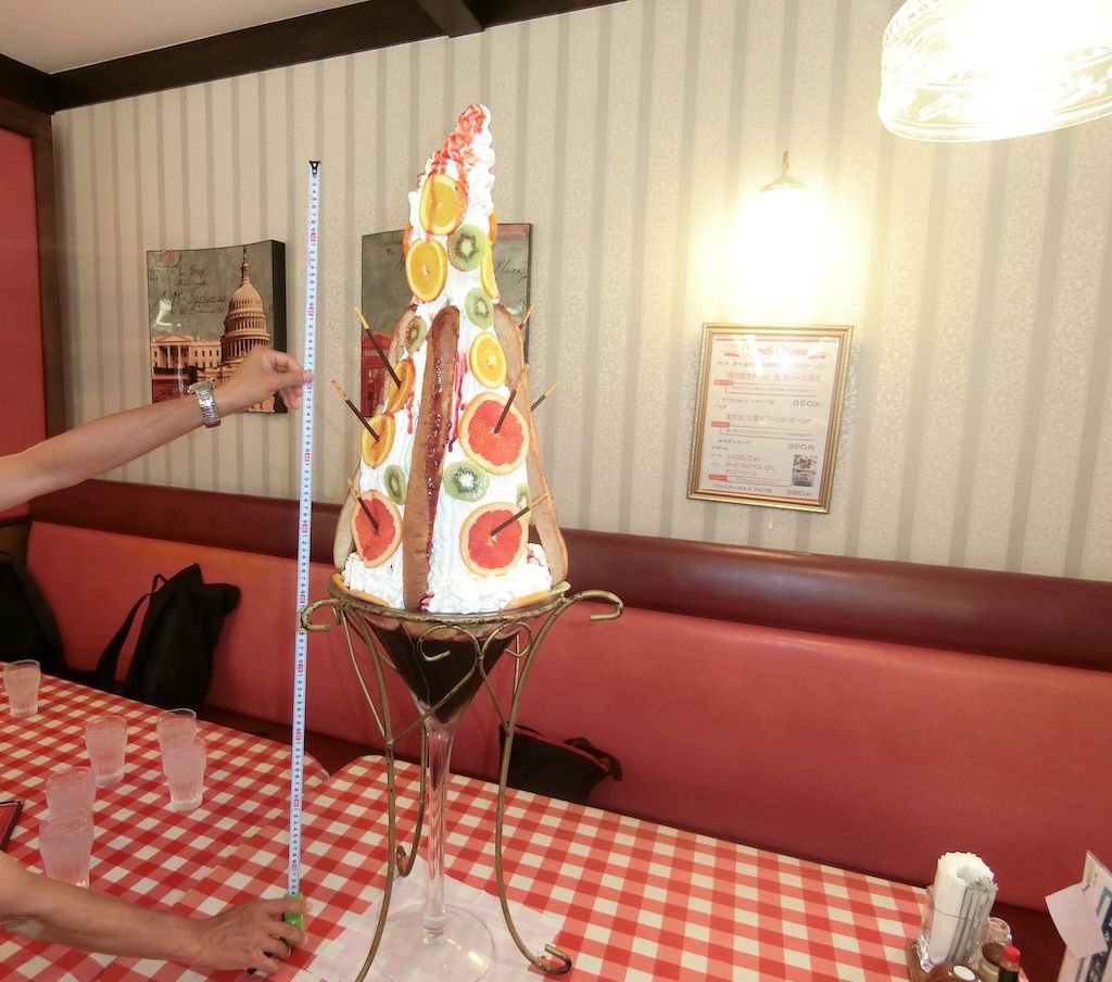 全長120cm、重さ12kgのシンデレラパフェ（写真：ぱくさん提供）