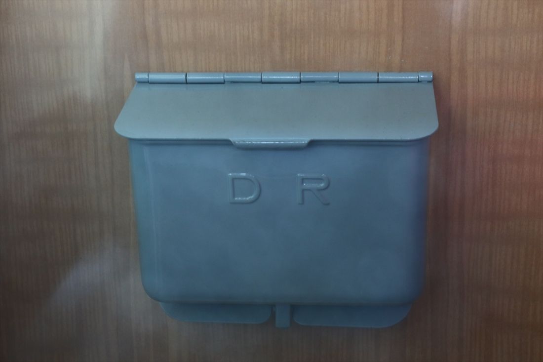 DR（東ドイツ国鉄）のロゴが残るゴミ箱（撮影：橋爪智之）