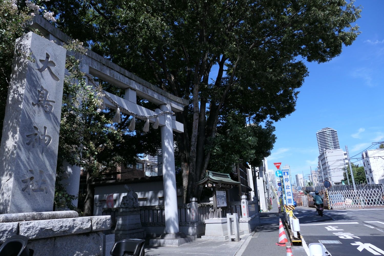 荒川線沿線の大鳥神社（記者撮影）