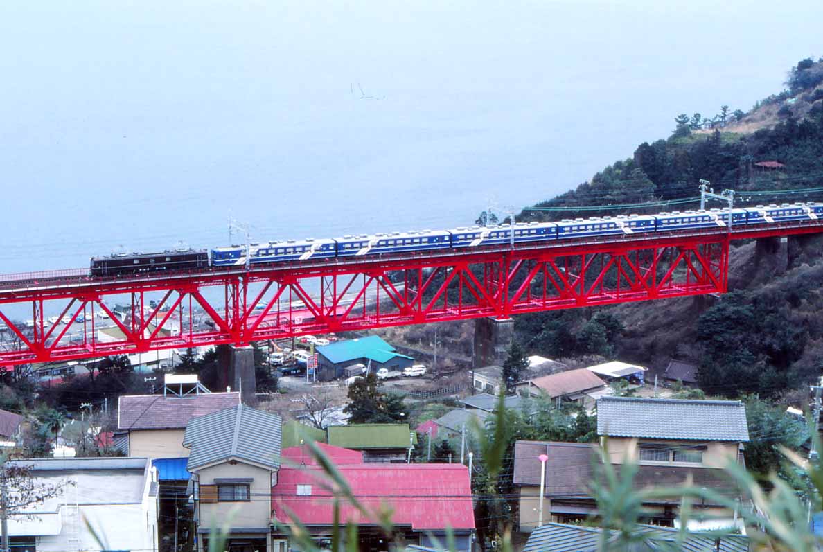 お召列車指定機のEF58形61号機が牽引する臨時列車が根府川の鉄橋を渡る（撮影：南正時）