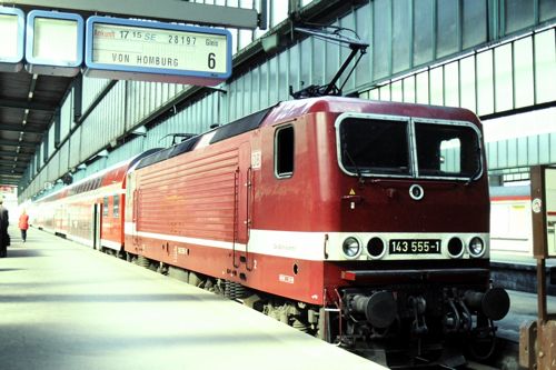 元東ドイツ国鉄の電気機関車は色合いが元西ドイツ車両と違っていた（2000年 筆者撮影）