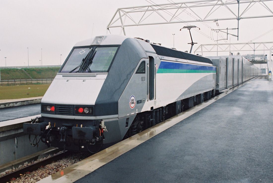 自動車輸送用列車の「ル・シャトル」＝1994年5月6日（写真：©European Communities, 1994）