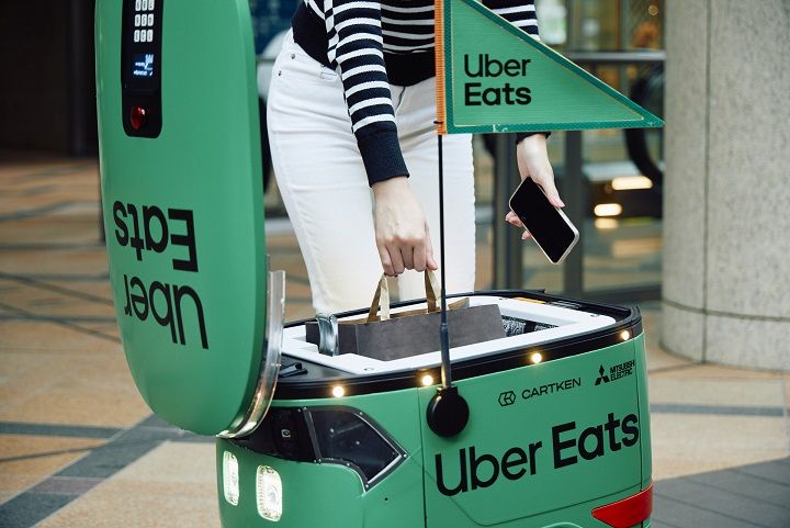 ロボットは建物の中に入れないため、外まで受け渡しに行く必要がある（写真：Uber Eats）