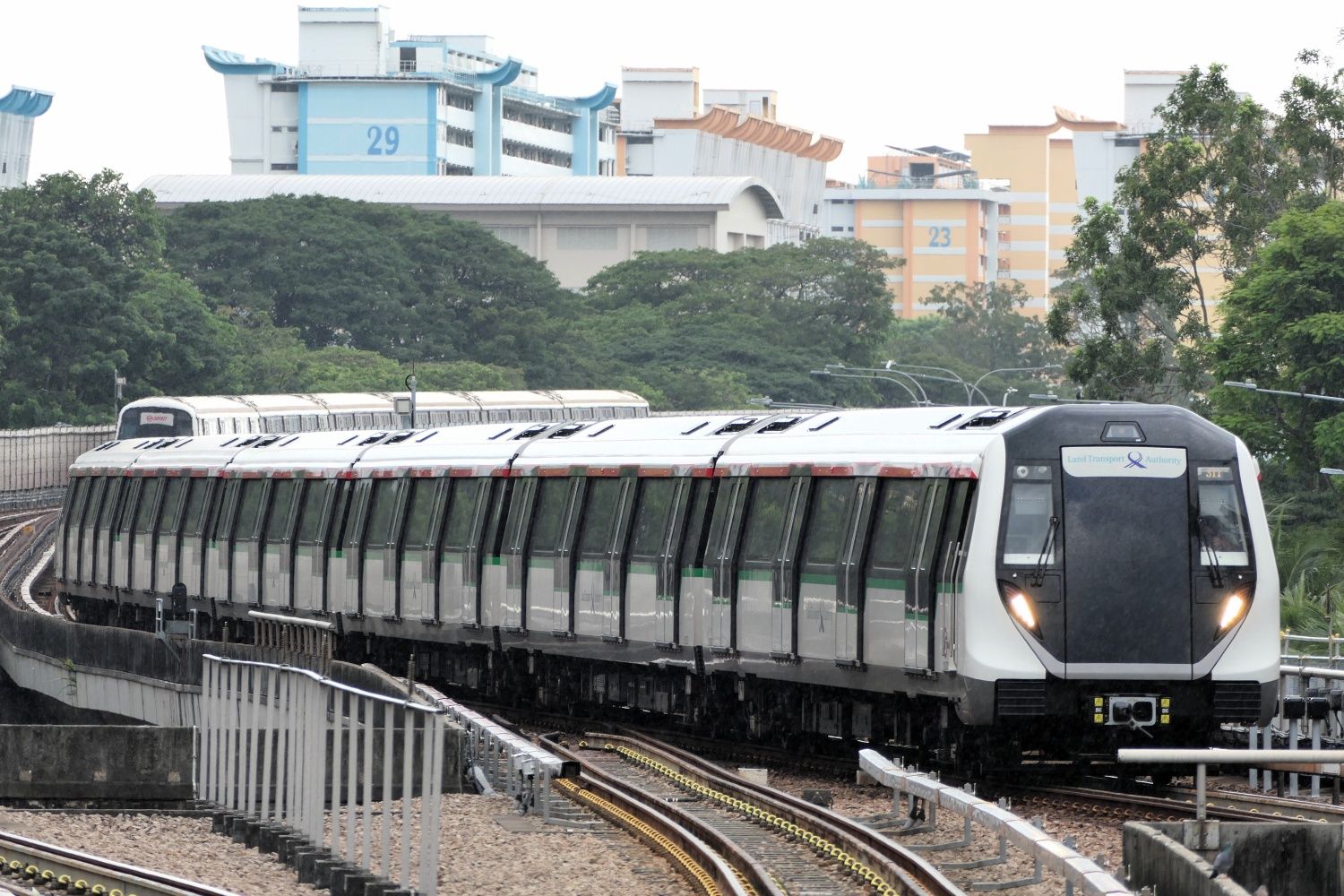 シンガポールは都市交通のみだが鉄道が活躍（筆者撮影）