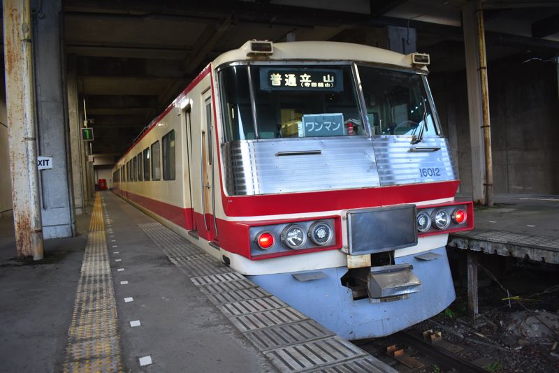 立山駅に停車する電鉄富山行きは元西武特急車。年80万人超の立山黒部アルペンルー トの観光客で立山線を利用するのは12％にとどまる（筆者撮影）