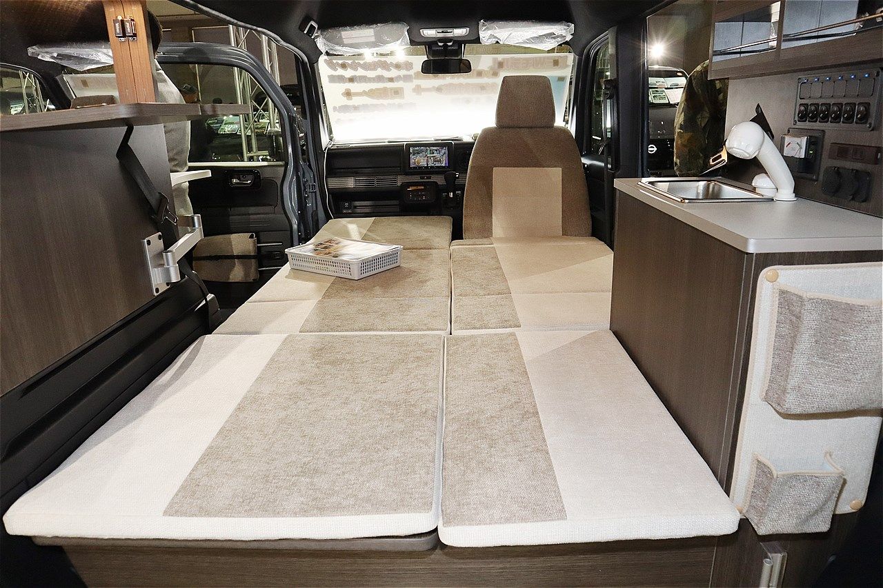 東京オートサロン2026に出展されていた、N-VANをベースにした新型の軽キャンパー「ピッコロスマイル」（写真：筆者撮影）