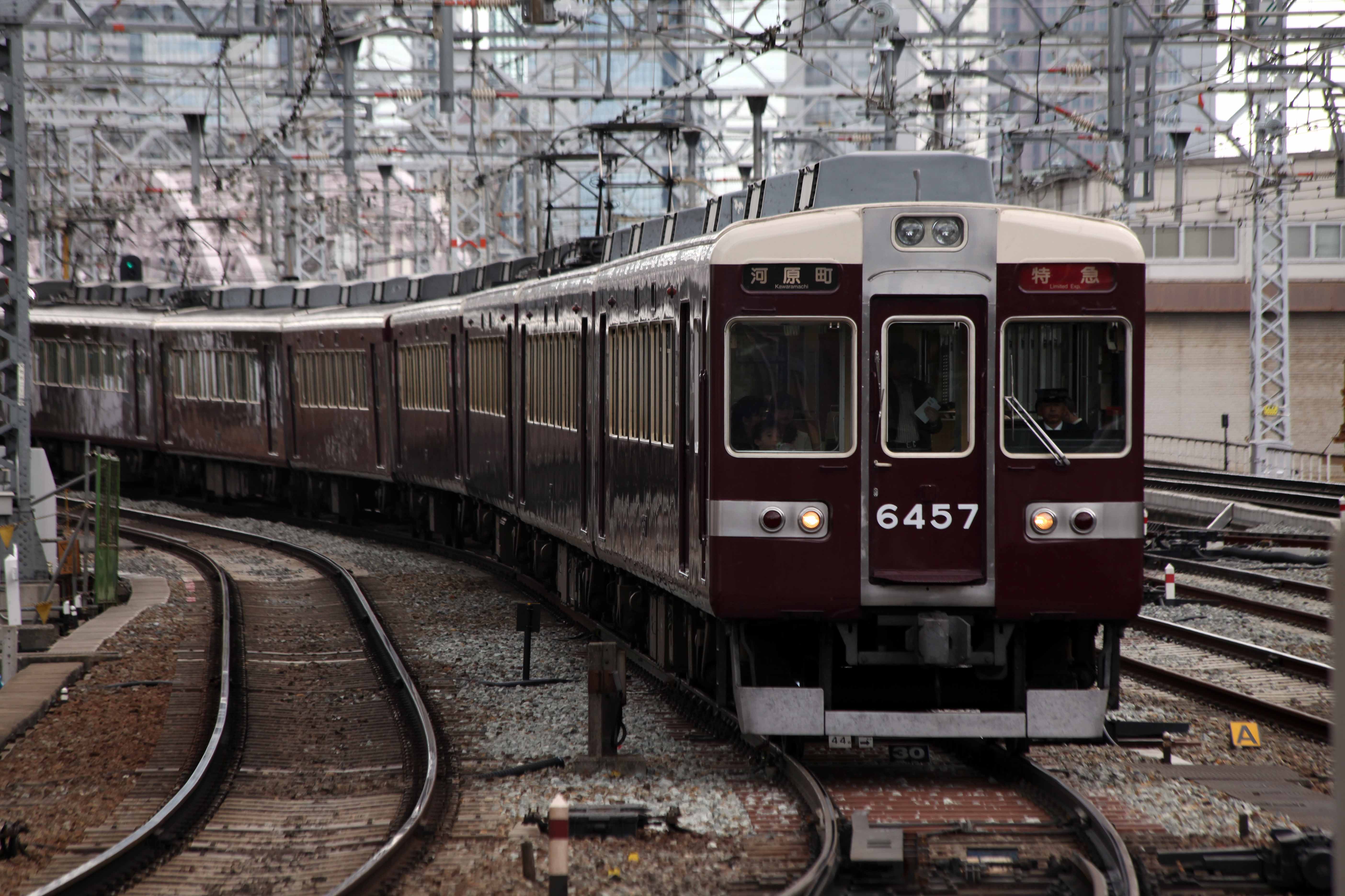 京都線の特急車として1975年に登場した6300系。後年、屋根の白い部分の塗り分け位置は登場時と比べてやや高くなった（撮影：南正時）