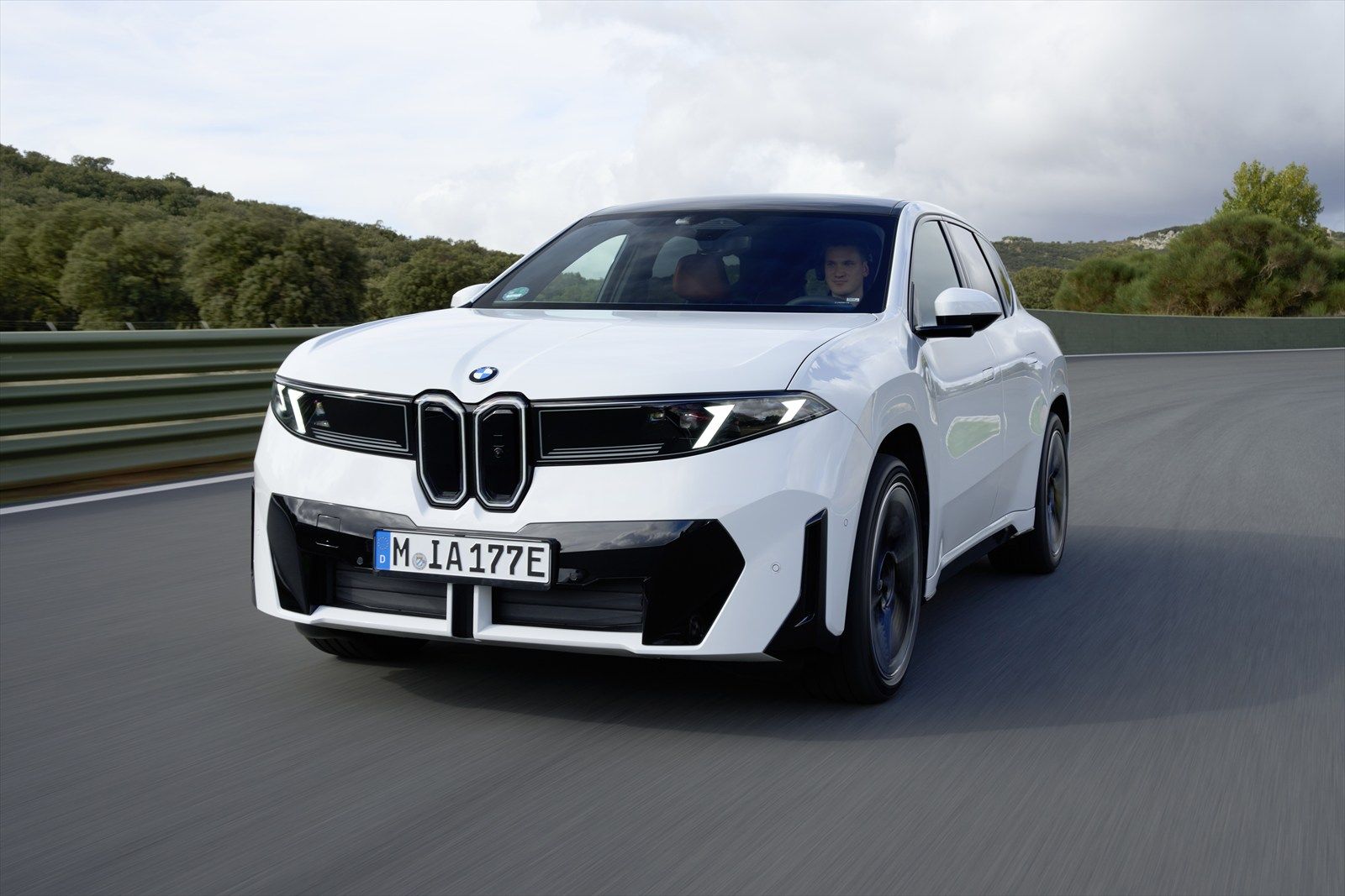 BMW iX3（写真：BMW）