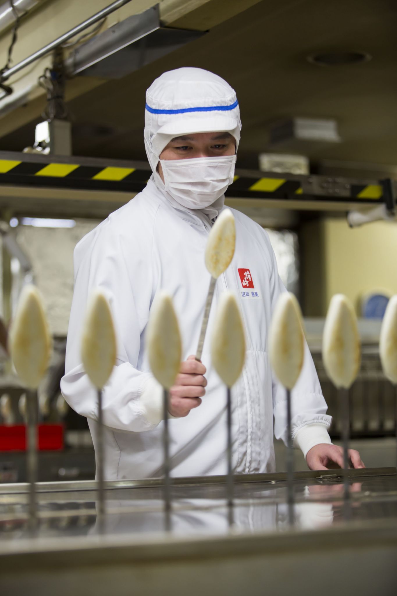 出来たて、焼き立ての笹かまはここだけの体験（写真：鐘崎提供）