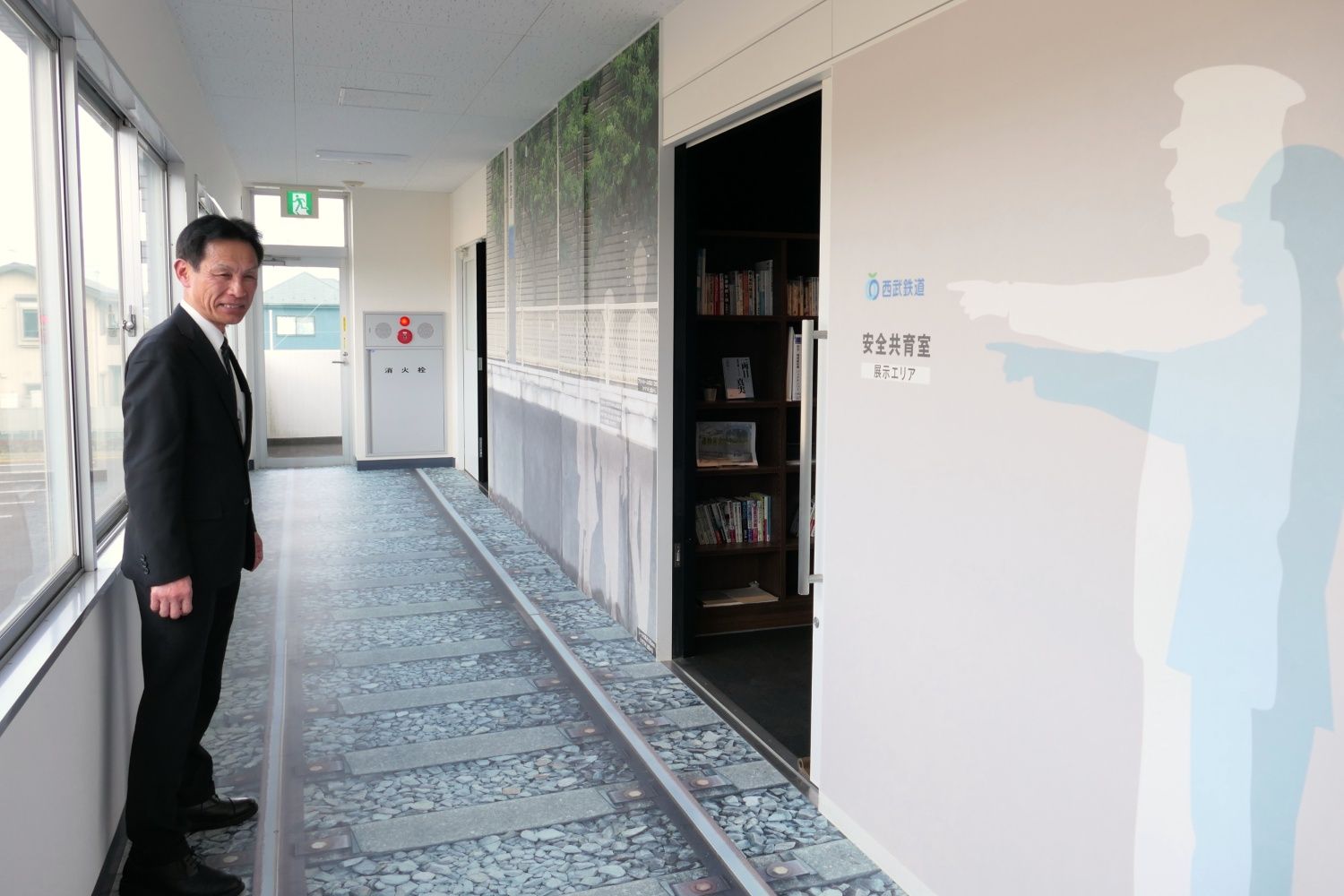 西武鉄道安全推進部の村上正行さん。「安全共育室」で「語り部」を務める鉄道経験45年以上のベテランだ（記者撮影）