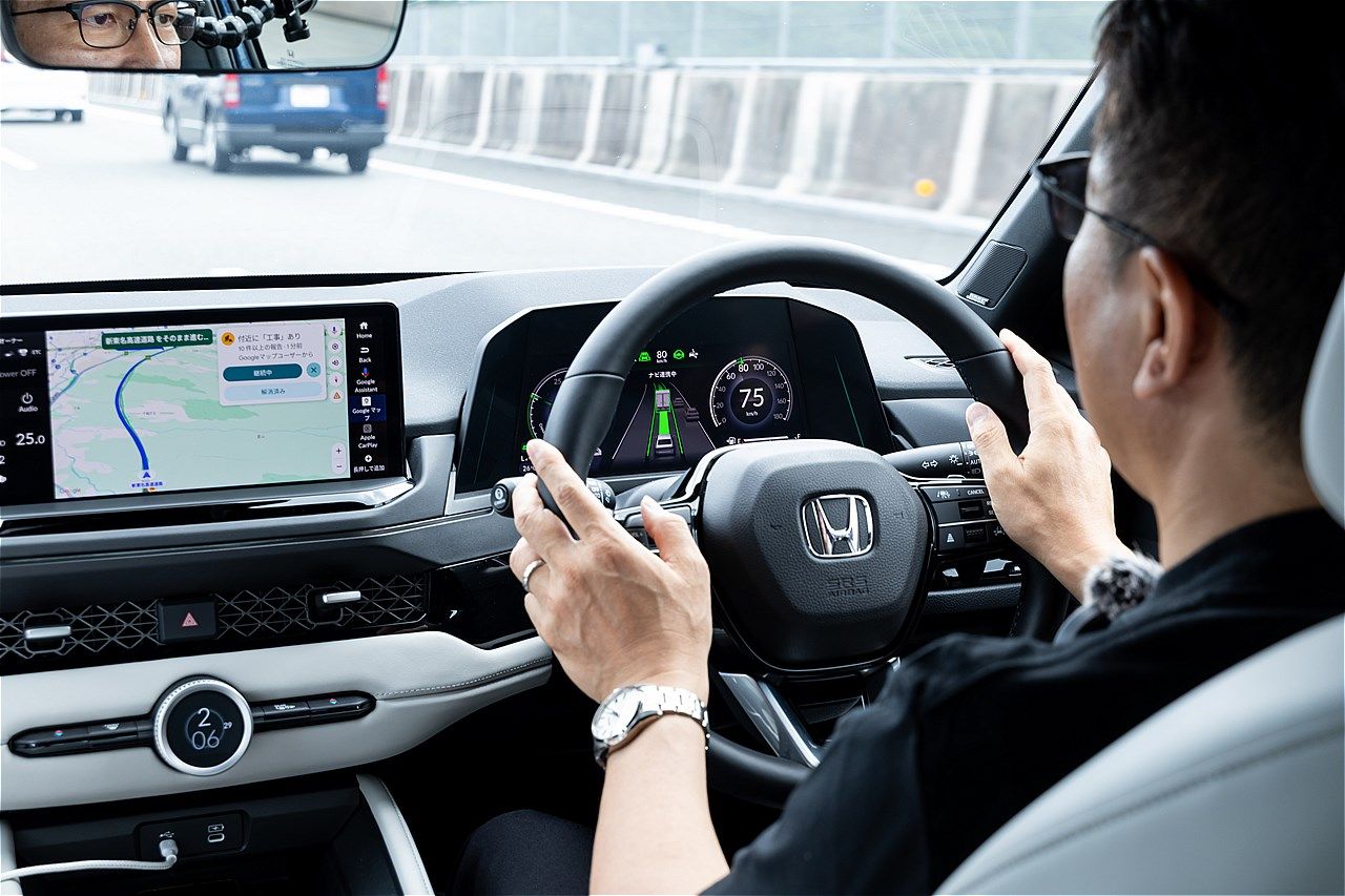 ホンダ量販モデル初のハンズオフ機能を搭載した「アコード e:HEV Honda SENSING 360＋」（写真：三木 宏章）