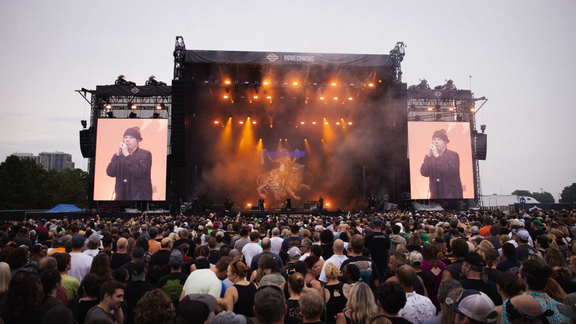 巨大な野外ステージでのロックバンドのライブも催された（写真：Harley-Davidson）