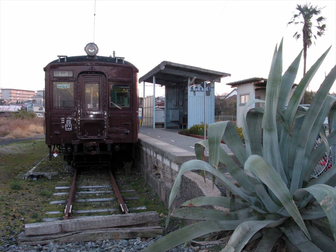 本山支線の終点、長門本山駅に停車するクモハ42形（撮影：南正時）