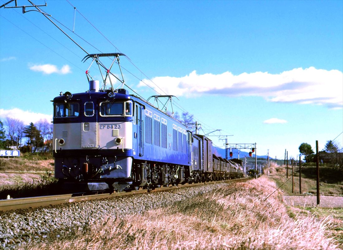 中央東線の小淵沢付近を走るEF64形牽引の貨物列車＝1976年（撮影：南正時）