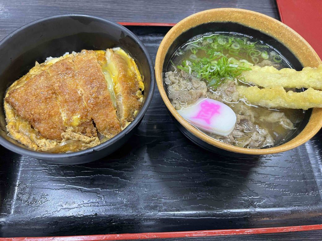 資さんうどんの2大人気メニュー、「ミニ肉ごぼ天うどん」と「ミニカツとじどん」のセット（写真：筆者撮影）