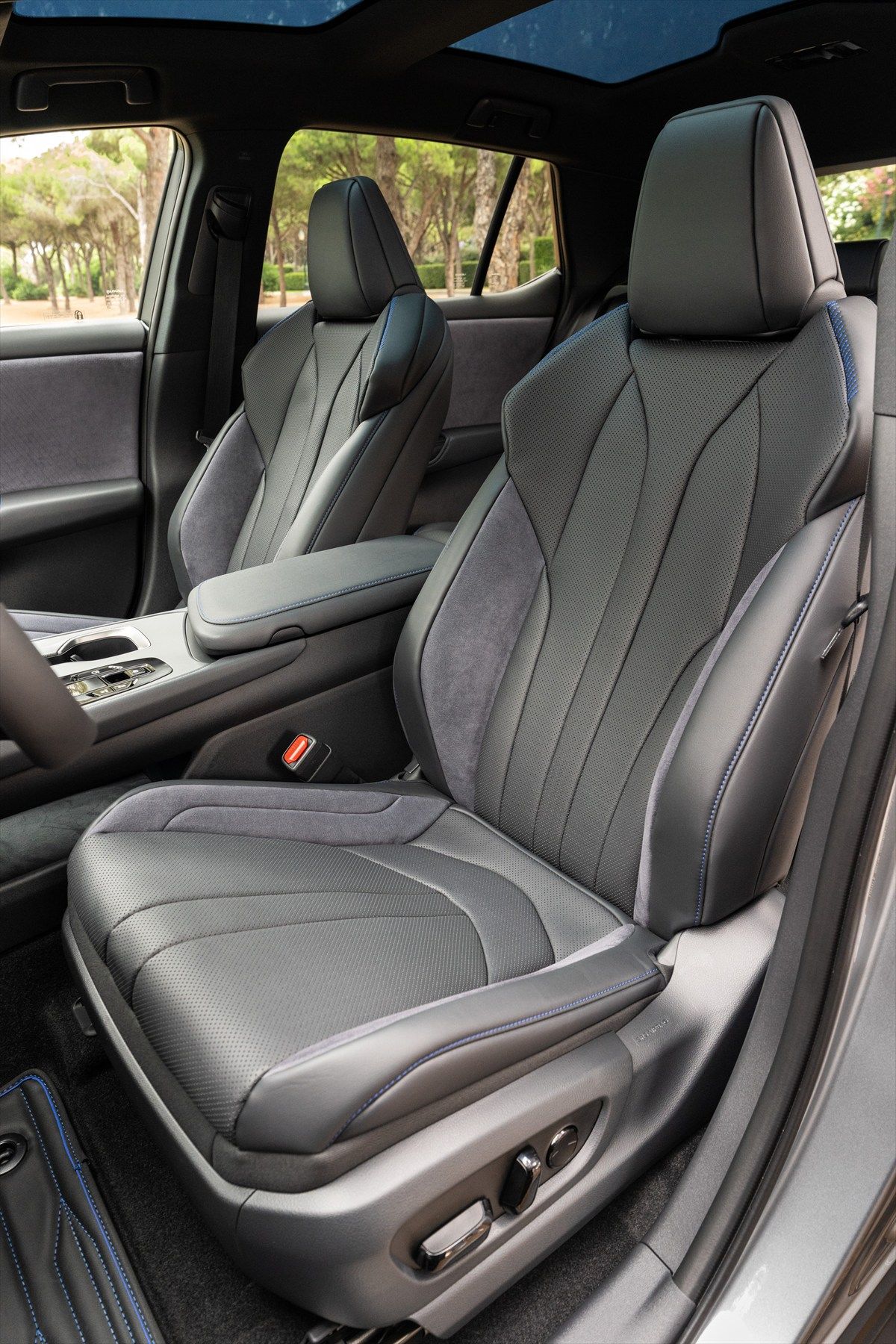 レクサスRZ（写真：Lexus International）