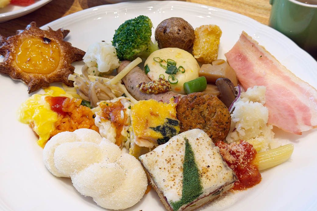 左上のカスタードデニッシュは、塔の上のラプンツェルに登場する太陽のマークがモチーフ。主食メニューはパンやパスタ、チキンライスなど炭水化物が多めの印象（写真：筆者撮影）