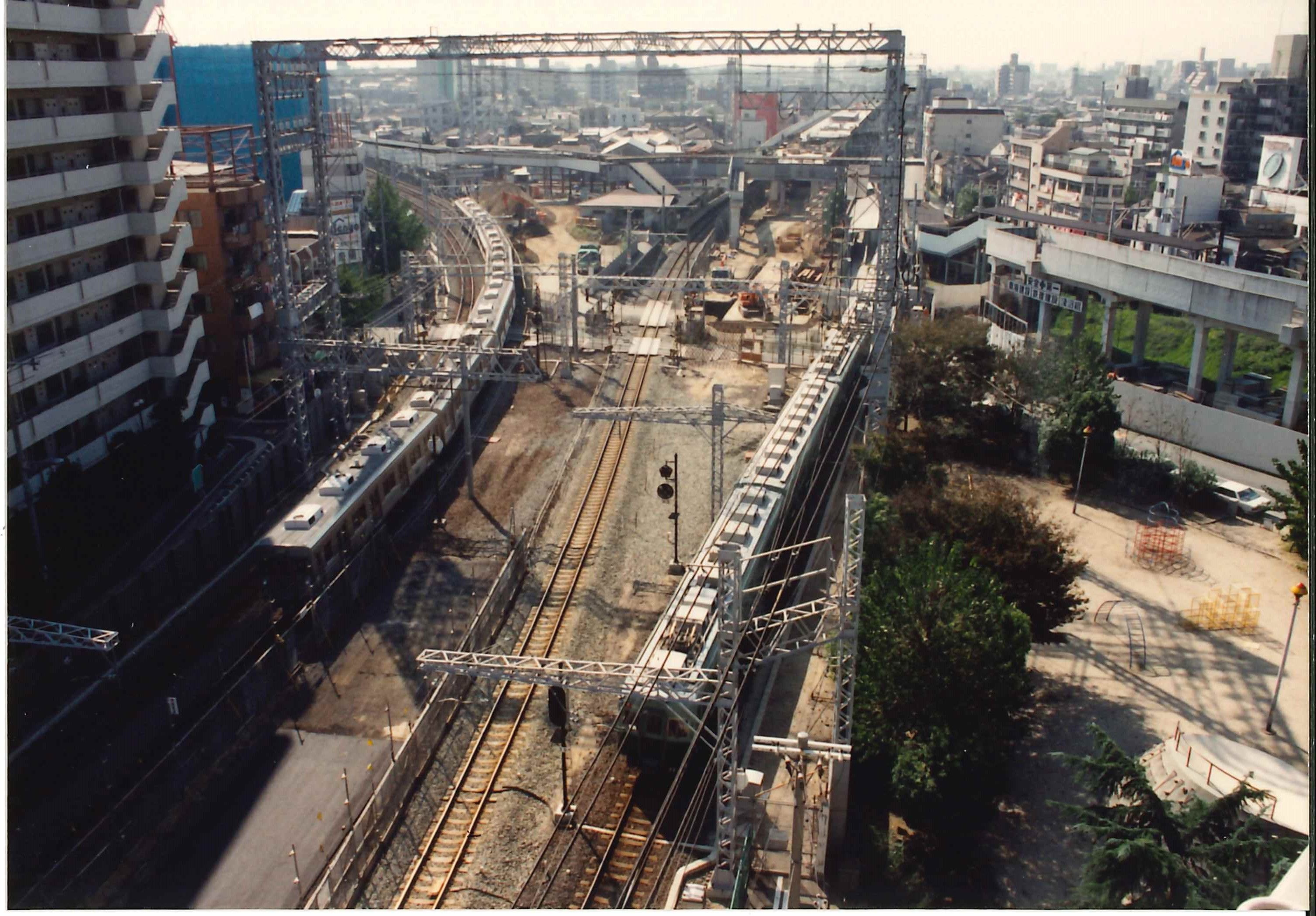 北側上空から見た高架化工事中の様子＝1990年（写真：南海電鉄）