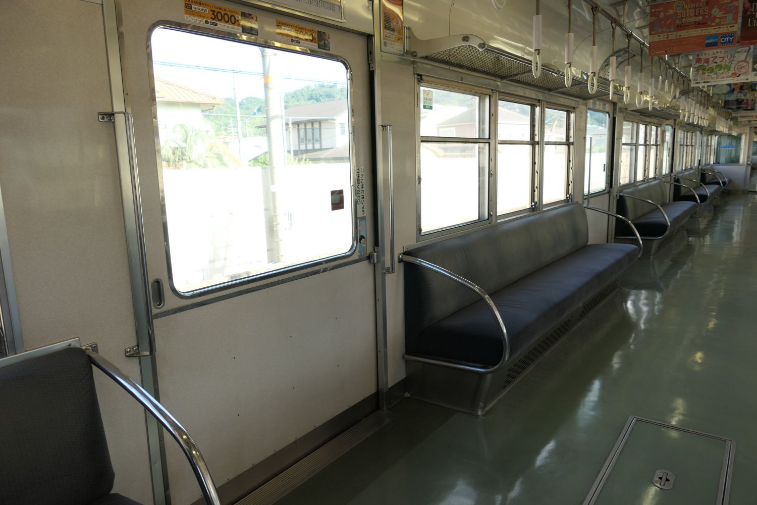 大きくて重量感がある片開き式ドア（記者撮影）