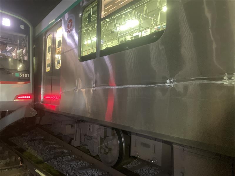 渋谷行き各駅停車（2020系2135編成）は側面が損傷した（写真：東急電鉄）