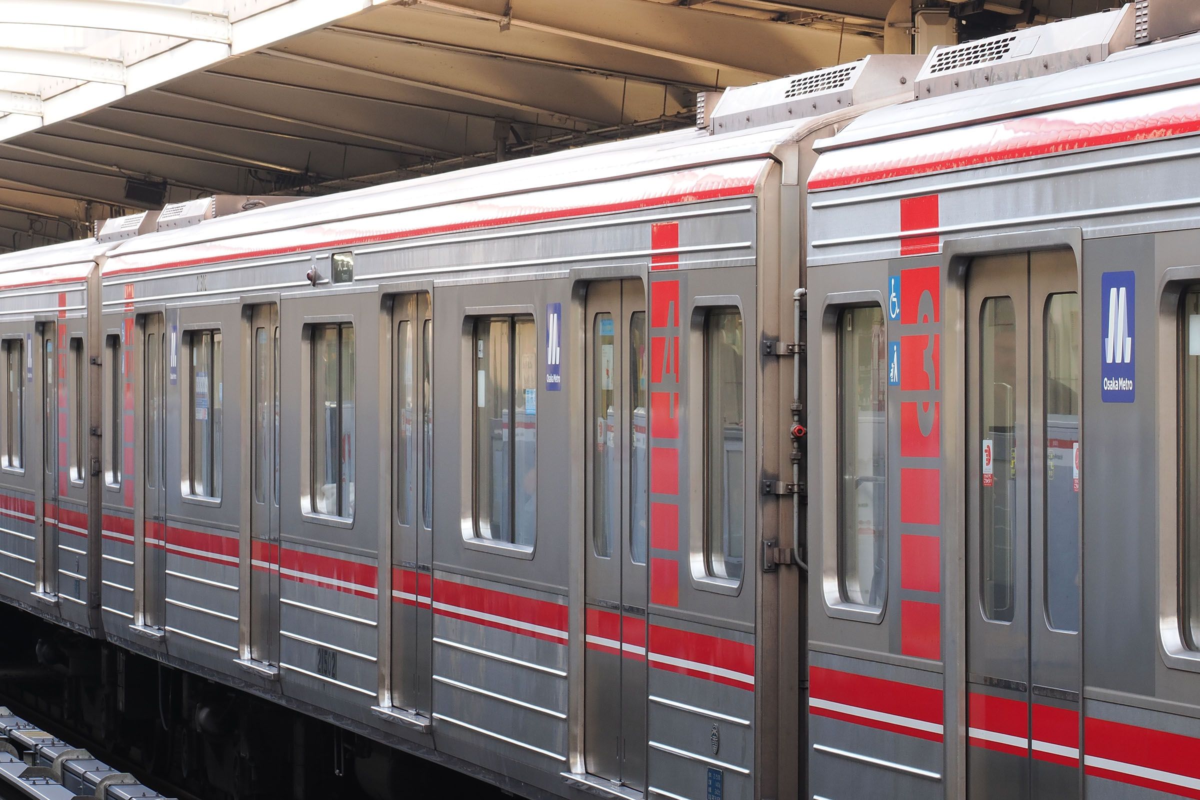 車輪径の縮小により車体高さを下げた御堂筋線21系の3号車（右）と5号車（左）。中央の4号車と比べるとわずかだがその様子がわかる（撮影：伊原薫）