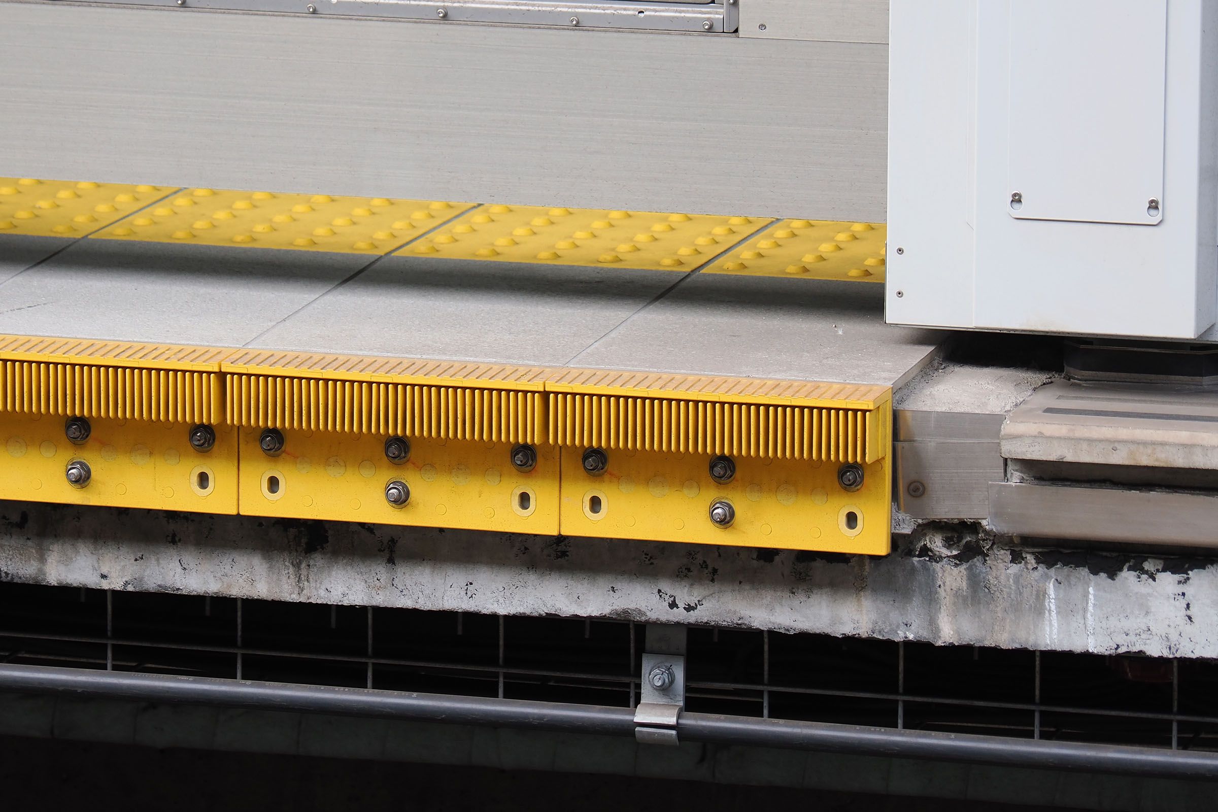 くし状の縦部材と上部の天板で構成されている（撮影：伊原薫）