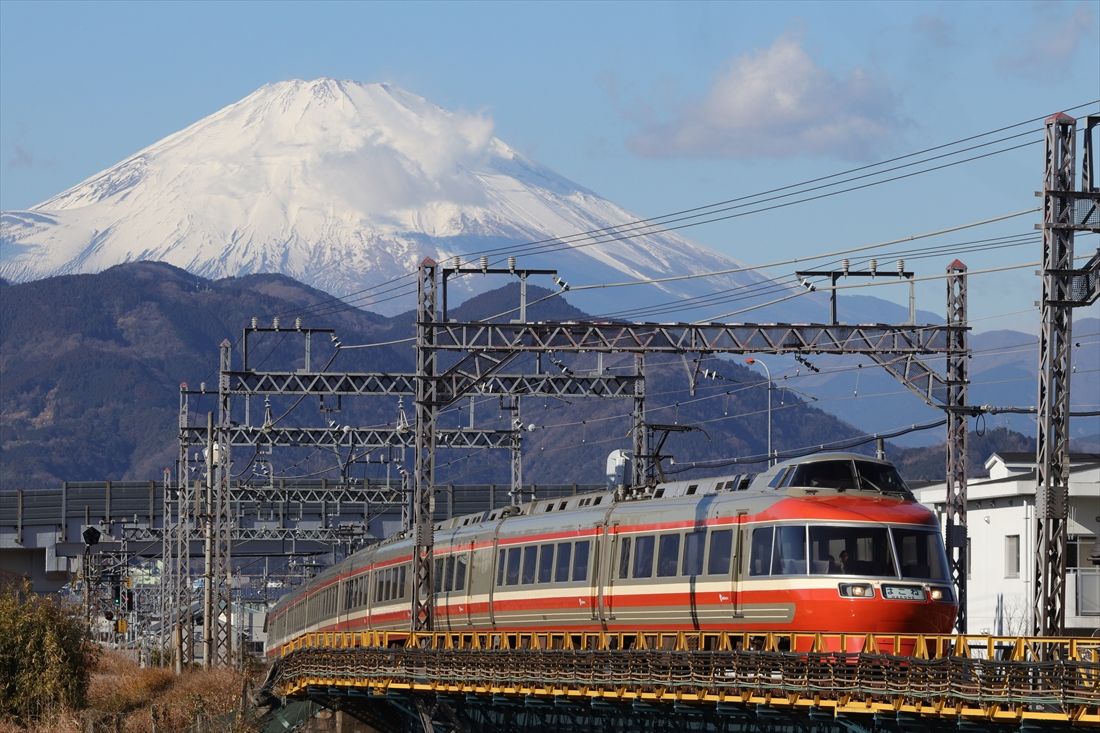 新雪の富士山をバックに新宿に向かう小田急ロマンスカーLSE「はこね」。新松田—渋沢間（撮影：南正時）