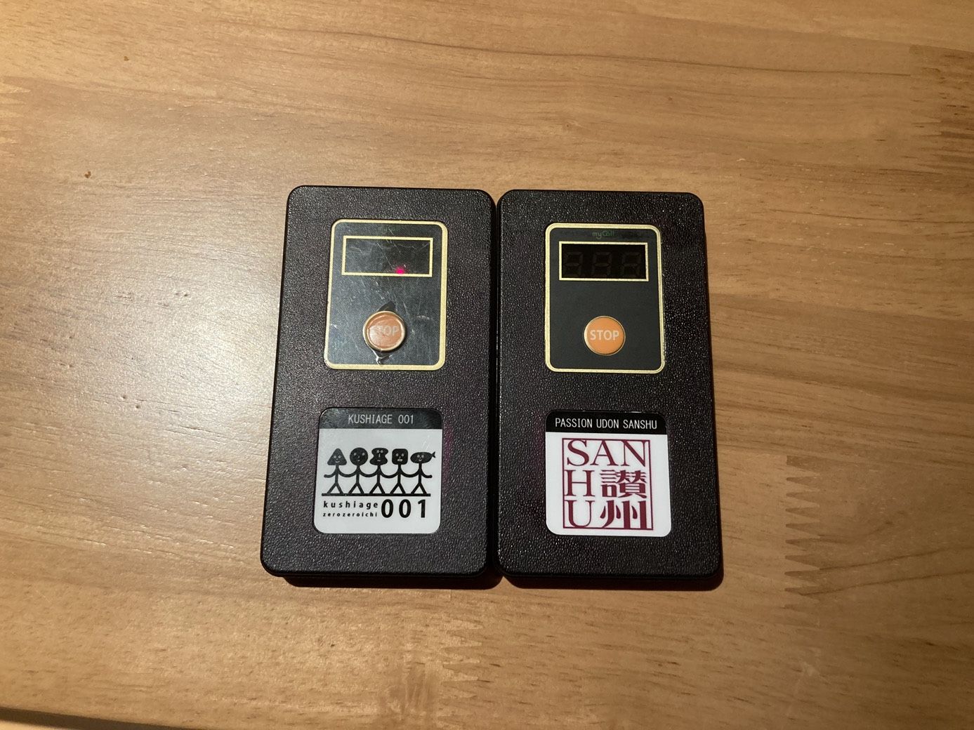 見たことのない呼び出し機を渡された（筆者撮影）