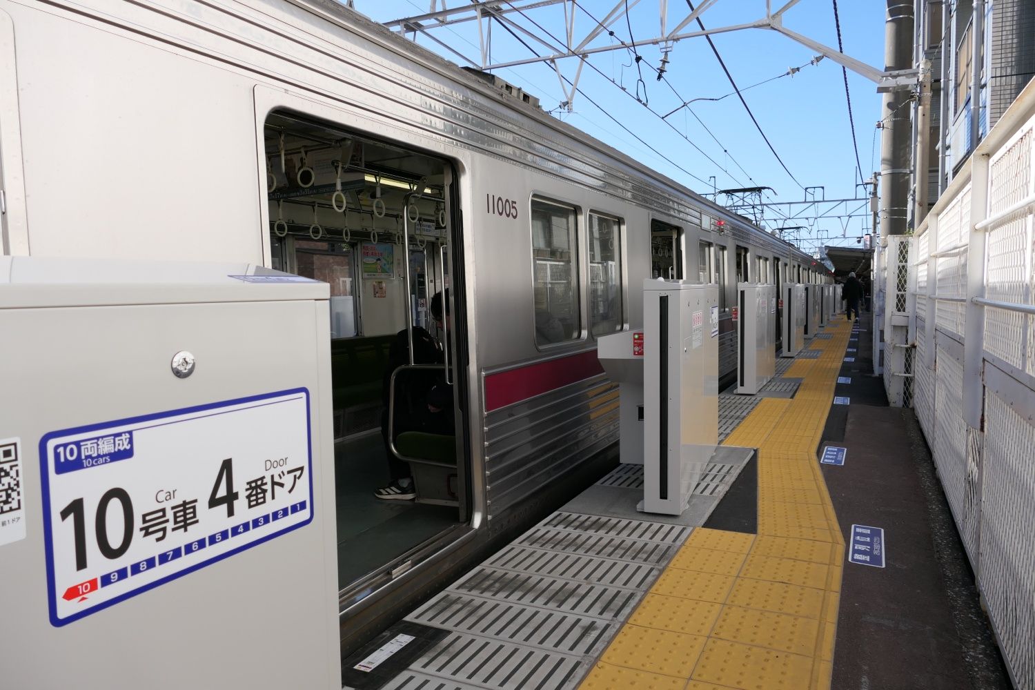 4ドア×10両が開閉する（記者撮影）