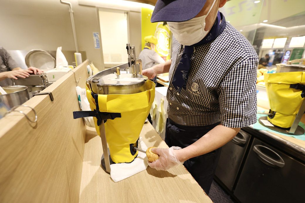 カスタードクリームも店舗で仕込み、注文後にシュー生地に詰める。カスタードクリームと生クリームをマーブル状に合わせることで程よい甘みに仕上がるのだそう（撮影：尾形文繁）