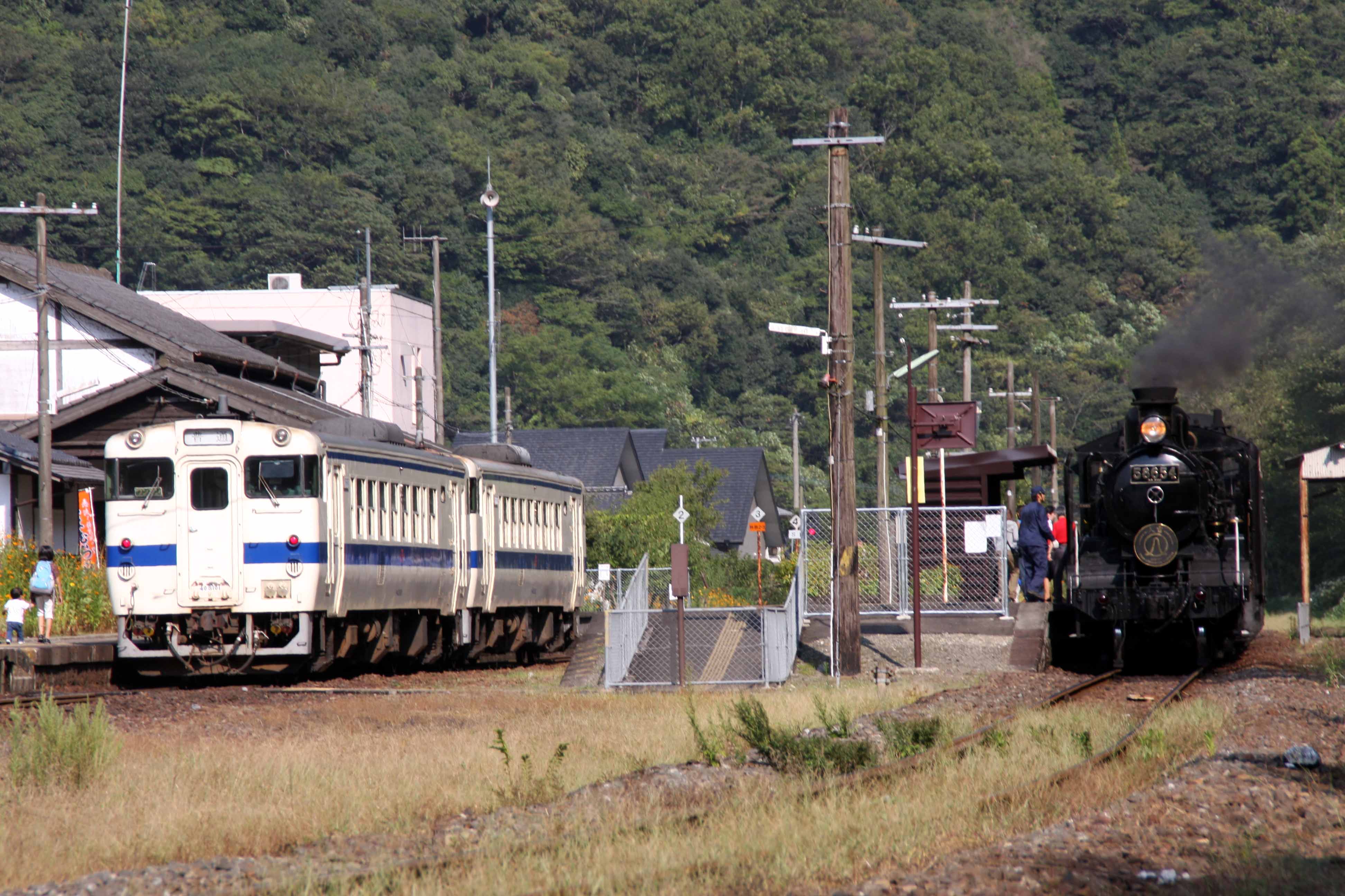 肥薩線の一勝地駅で「SL人吉」と並んだキハ40形の列車（撮影：南正時）