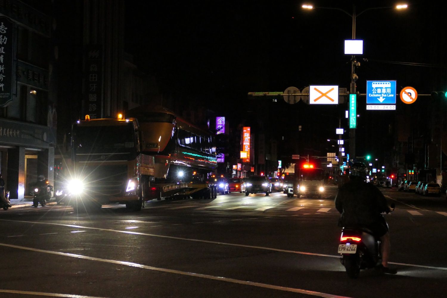 交差点を左折するトレーラー（記者撮影）