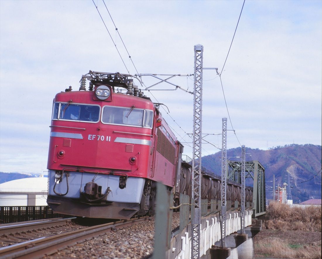 北陸本線武生付近を行くEF70形。前照灯が中央にある1次形だ（撮影：南正時）