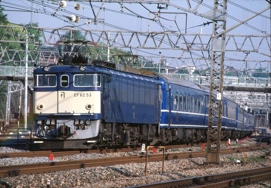 碓氷峠を通る列車用として開発されたEF62形。「シュプール号」を牽引する姿（撮影：南正時）